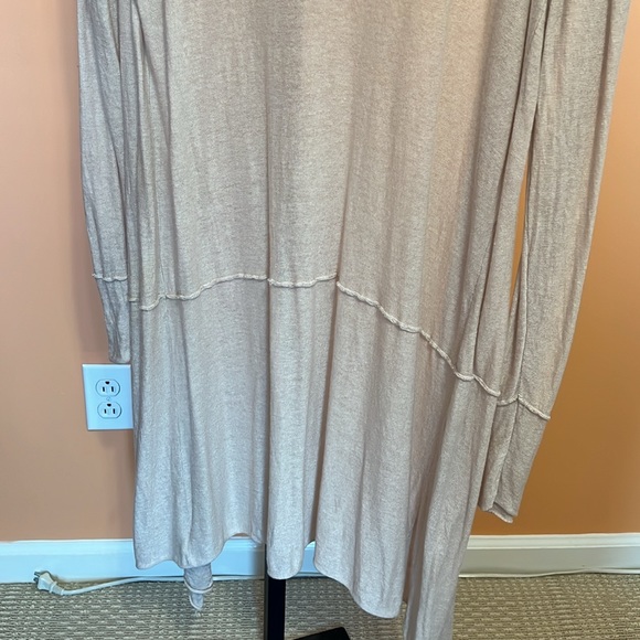 2 Tahari  lightweight shawl size large - Picture 3 of 12